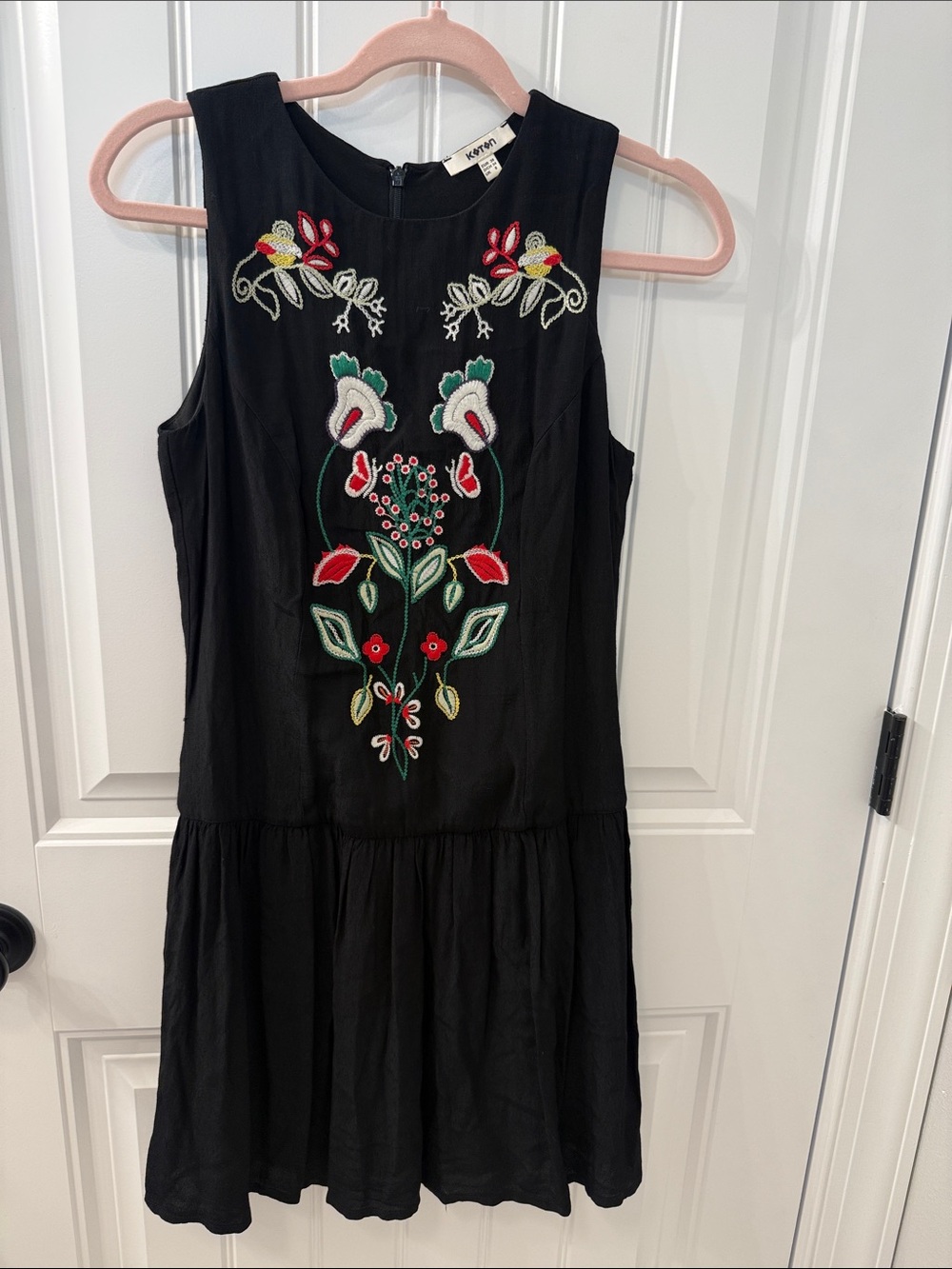 🔴 Black Sleeveless Mini Dress with Multicolor Floral Embroidery